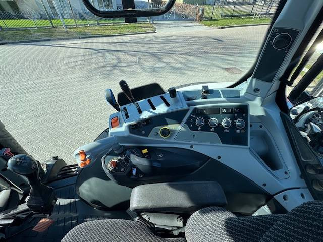 Farm tractor Valtra N104 Hitech5 met voorlader 4700 uur!: picture 10