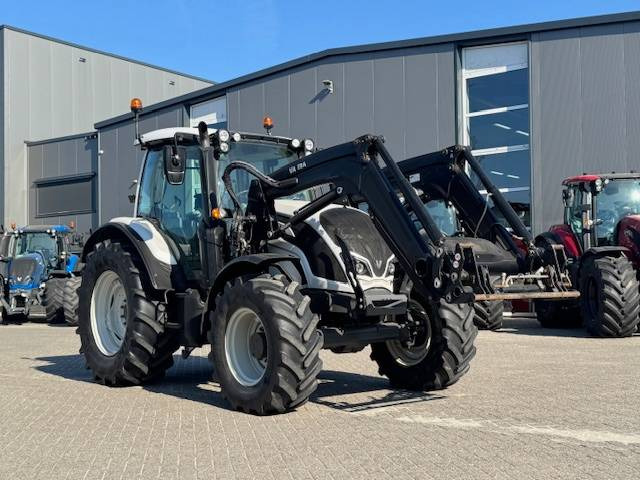 Valtra N104 Hitech5 met voorlader 4700 uur! - Farm tractor: picture 2 Valtra N104 Hitech5 met voorlader 4700 uur! - Farm tractor: picture 2