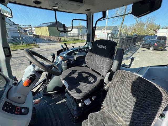 Farm tractor Valtra N104 Hitech5 met voorlader 4700 uur!: picture 8