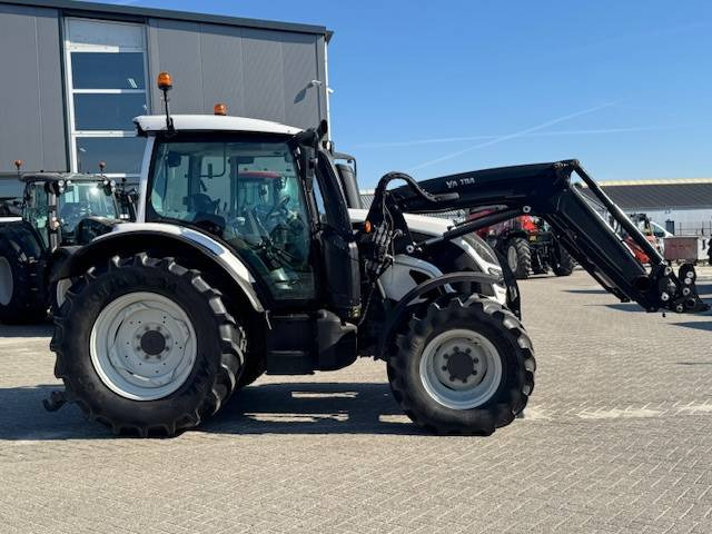 Farm tractor Valtra N104 Hitech5 met voorlader 4700 uur!: picture 15