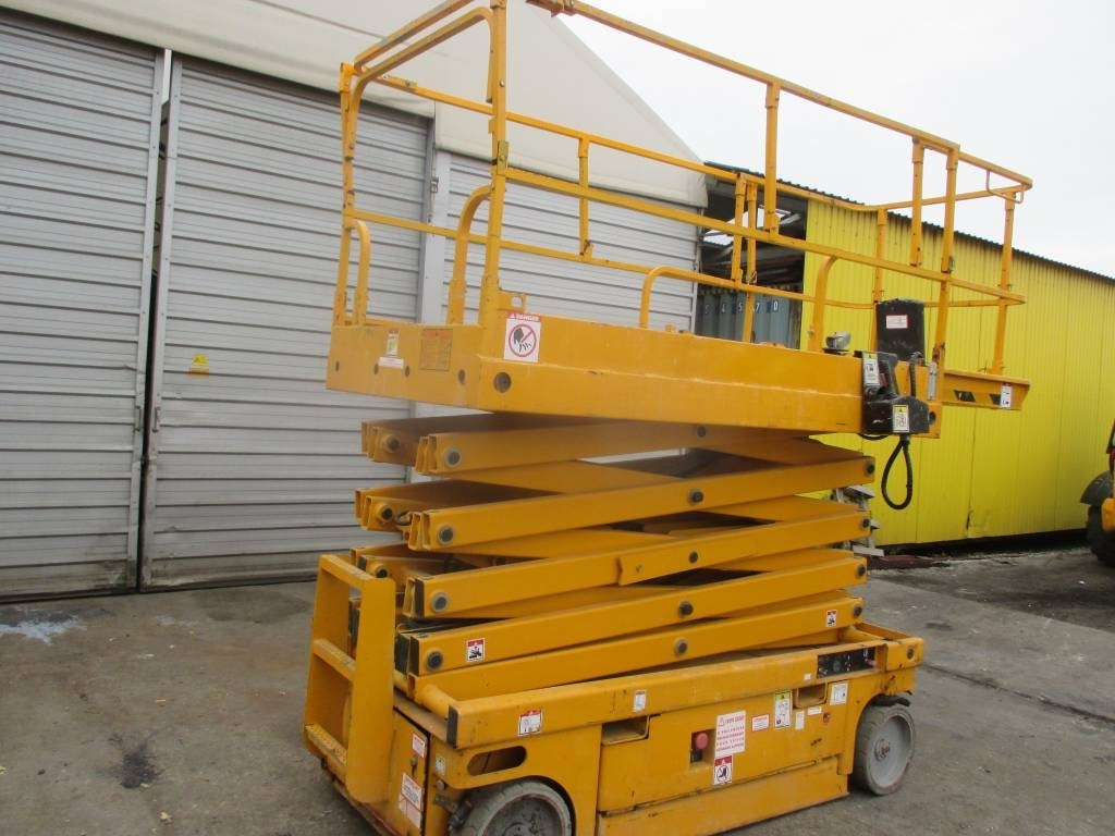 Haulotte Compact 12  - Scissor lift: picture 2 Haulotte Compact 12  - Scissor lift: picture 2