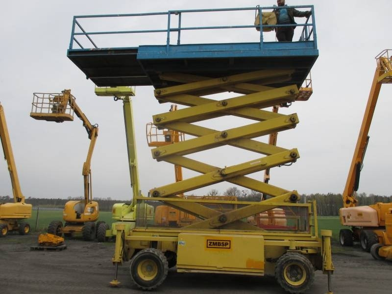 Holland Lift B 165 DL 24 - Scissor lift: picture 1 Holland Lift B 165 DL 24 - Scissor lift: picture 1