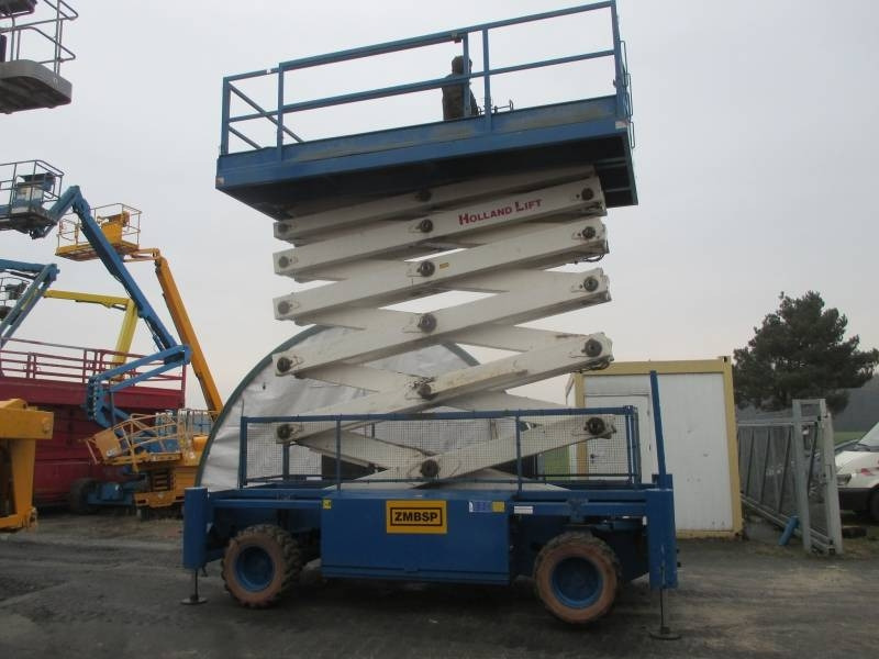Holland Lift B 195 DL 25 - Scissor lift: picture 1 Holland Lift B 195 DL 25 - Scissor lift: picture 1