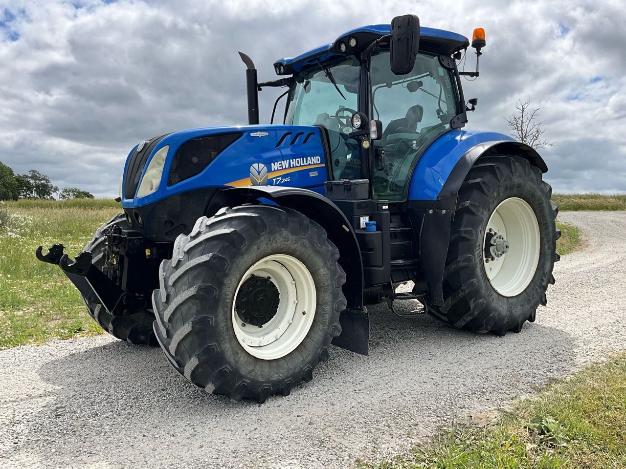 NEW HOLLAND T7 245 - Farm tractor: picture 1 NEW HOLLAND T7 245 - Farm tractor: picture 1