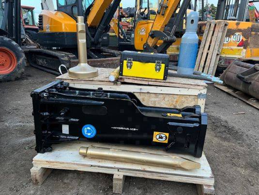 BRH pour minipelle de 0.8T à 2T5 - Hydraulic hammer: picture 1 BRH pour minipelle de 0.8T à 2T5 - Hydraulic hammer: picture 1