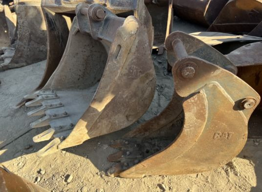 Godet attache caterpillar - Excavator bucket: picture 1 Godet attache caterpillar - Excavator bucket: picture 1