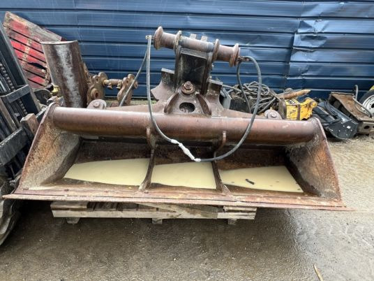 Godet de curage inclinable Morin M7 - Excavator bucket: picture 1 Godet de curage inclinable Morin M7 - Excavator bucket: picture 1