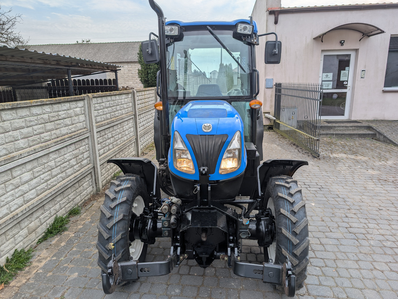 New Holland T4030F - Compact tractor: picture 4 New Holland T4030F - Compact tractor: picture 4