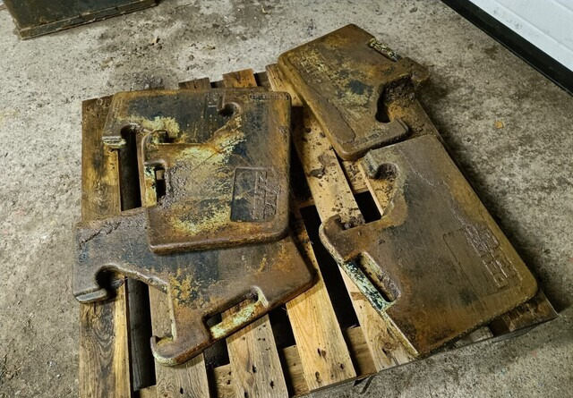 Deutz Fahr etupainot - Counterweight for Farm tractor: picture 5 Deutz Fahr etupainot - Counterweight for Farm tractor: picture 5