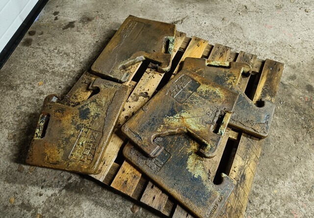 Deutz Fahr etupainot - Counterweight for Farm tractor: picture 1 Deutz Fahr etupainot - Counterweight for Farm tractor: picture 1