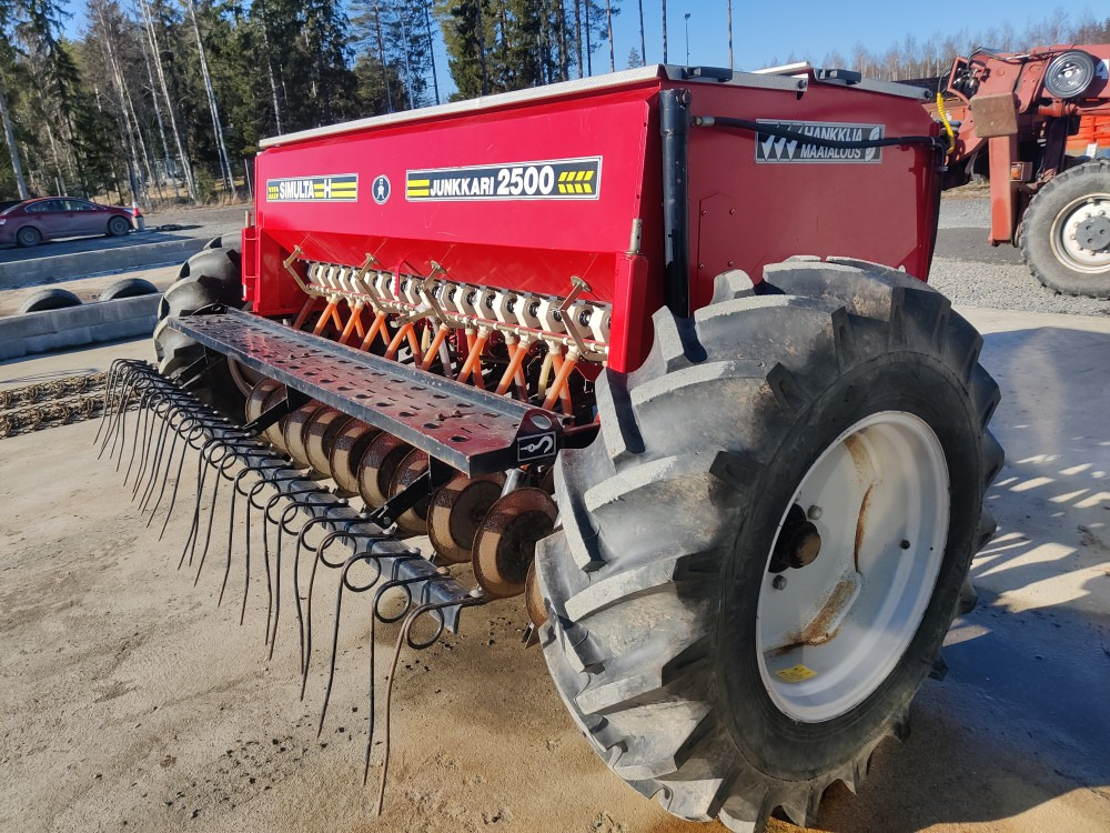 Simulta Junkkari 250cm kylvölannoitin kiekkovantaat takana - Combine seed drill: picture 2 Simulta Junkkari 250cm kylvölannoitin kiekkovantaat takana - Combine seed drill: picture 2