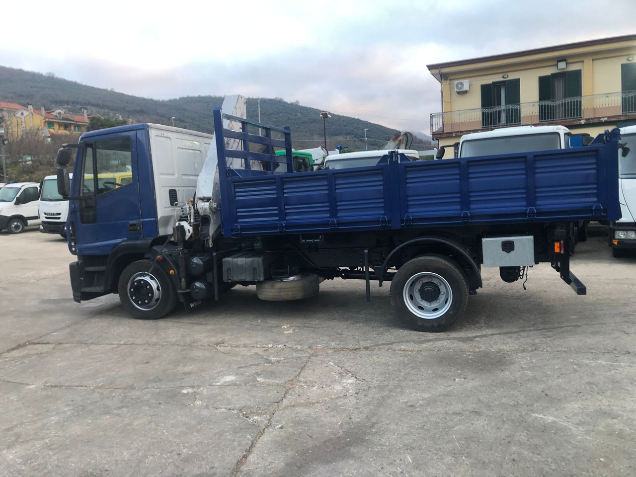 Crane truck IVECO EUROCARGO 120E25: picture 12