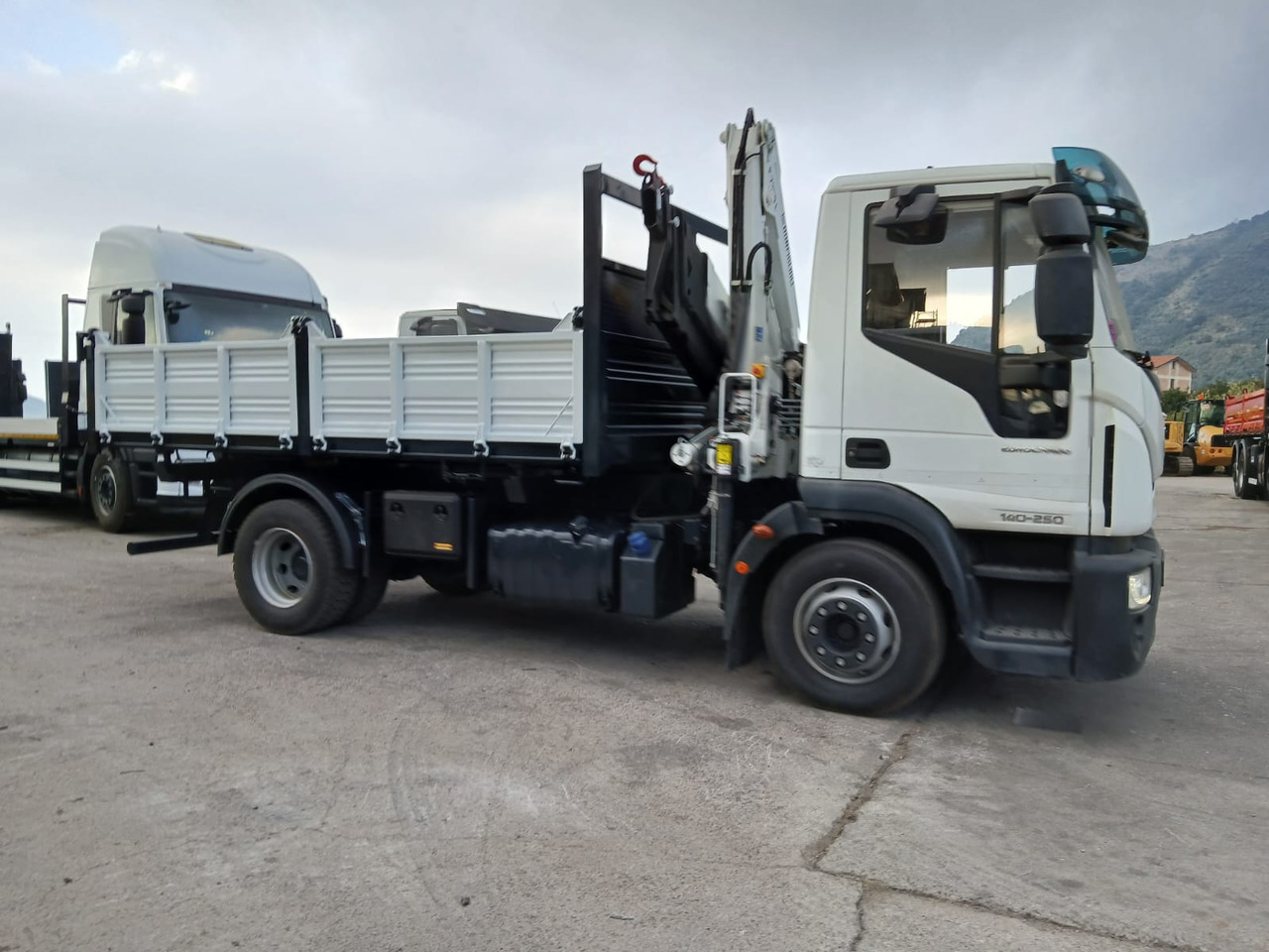 Crane truck, Tipper IVECO EUROCARGO 140-250: picture 6