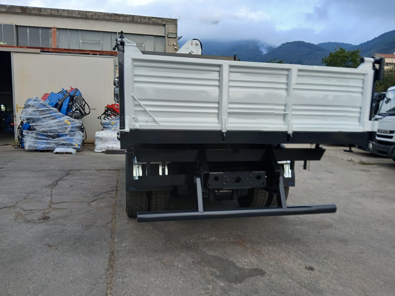 Crane truck, Tipper IVECO EUROCARGO 140-250: picture 12