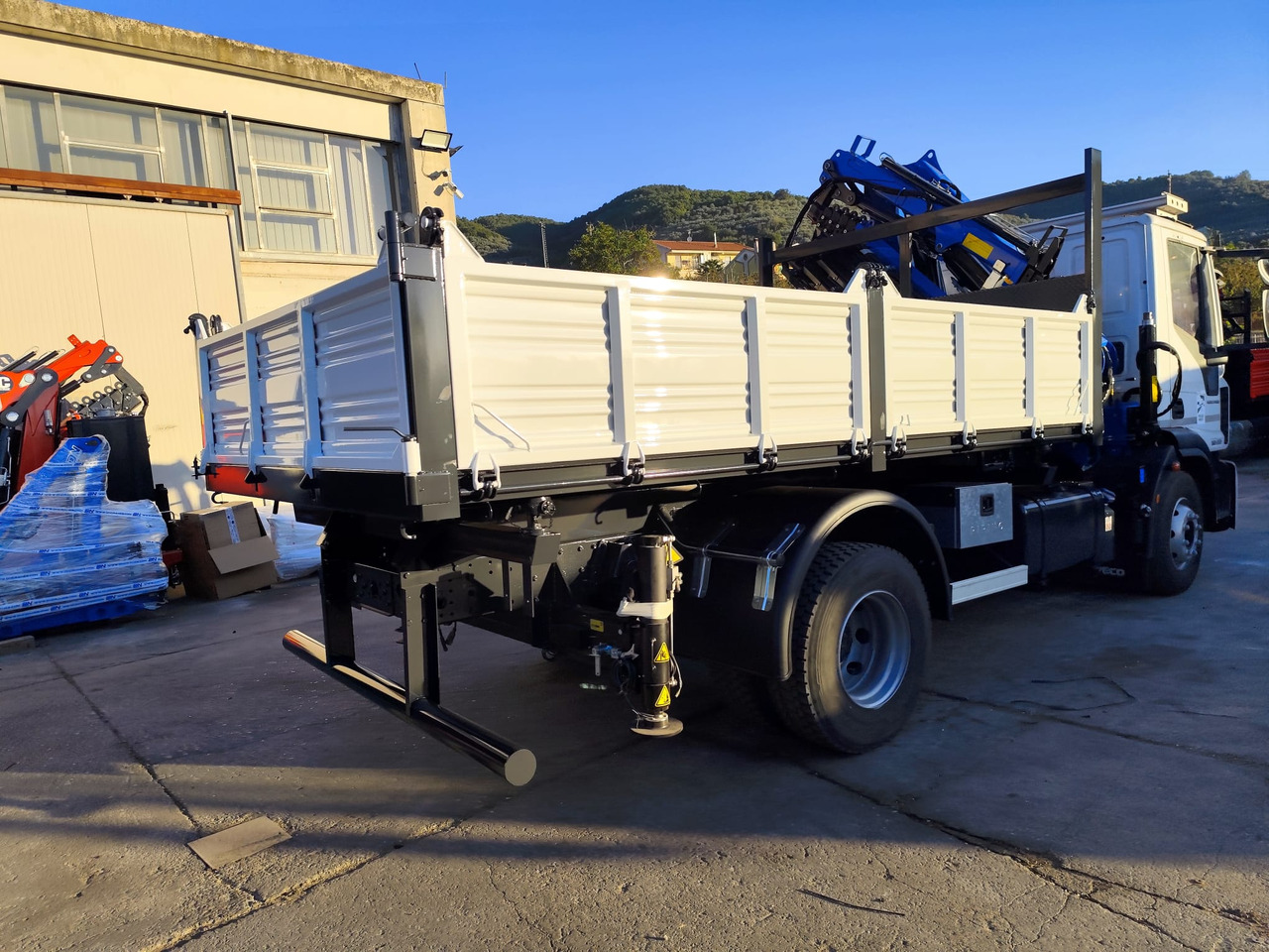 IVECO EUROCARGO 160-250 - Crane truck: picture 2 IVECO EUROCARGO 160-250 - Crane truck: picture 2