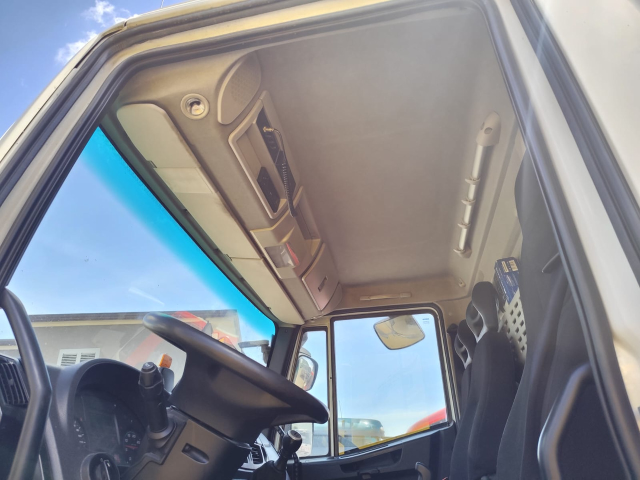 IVECO EUROCARGO 180-250 - Cab chassis truck, Crane truck: picture 4 IVECO EUROCARGO 180-250 - Cab chassis truck, Crane truck: picture 4