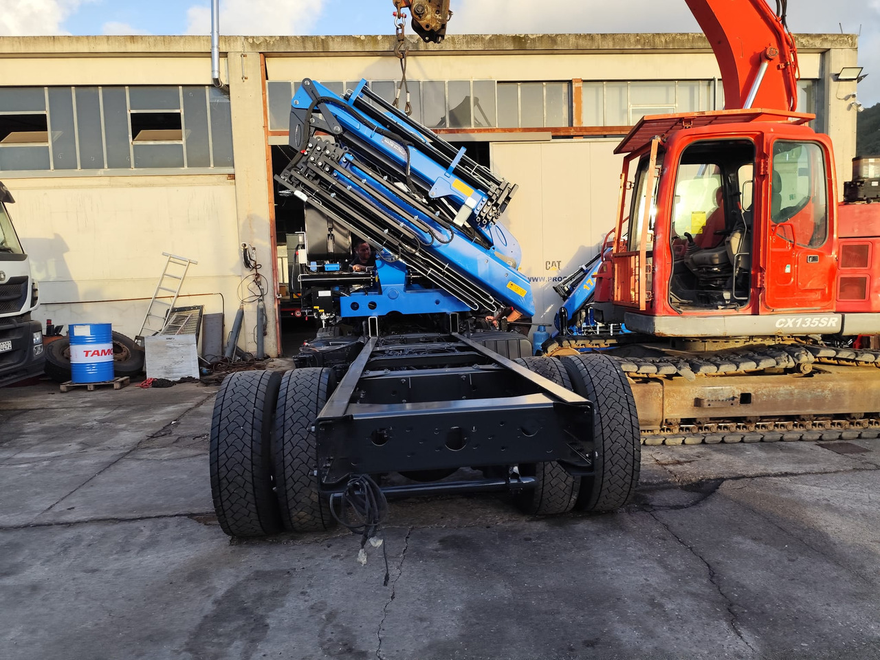 IVECO EUROCARGO 180-250 - Tipper, Crane truck: picture 2 IVECO EUROCARGO 180-250 - Tipper, Crane truck: picture 2
