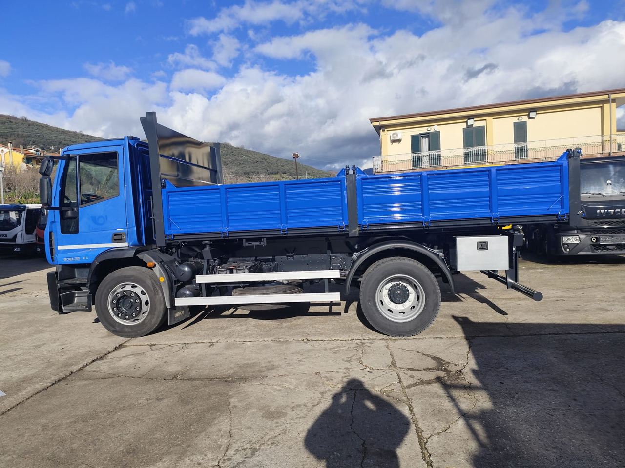 IVECO EUROCARGO 190EL28 - Cab chassis truck: picture 2 IVECO EUROCARGO 190EL28 - Cab chassis truck: picture 2