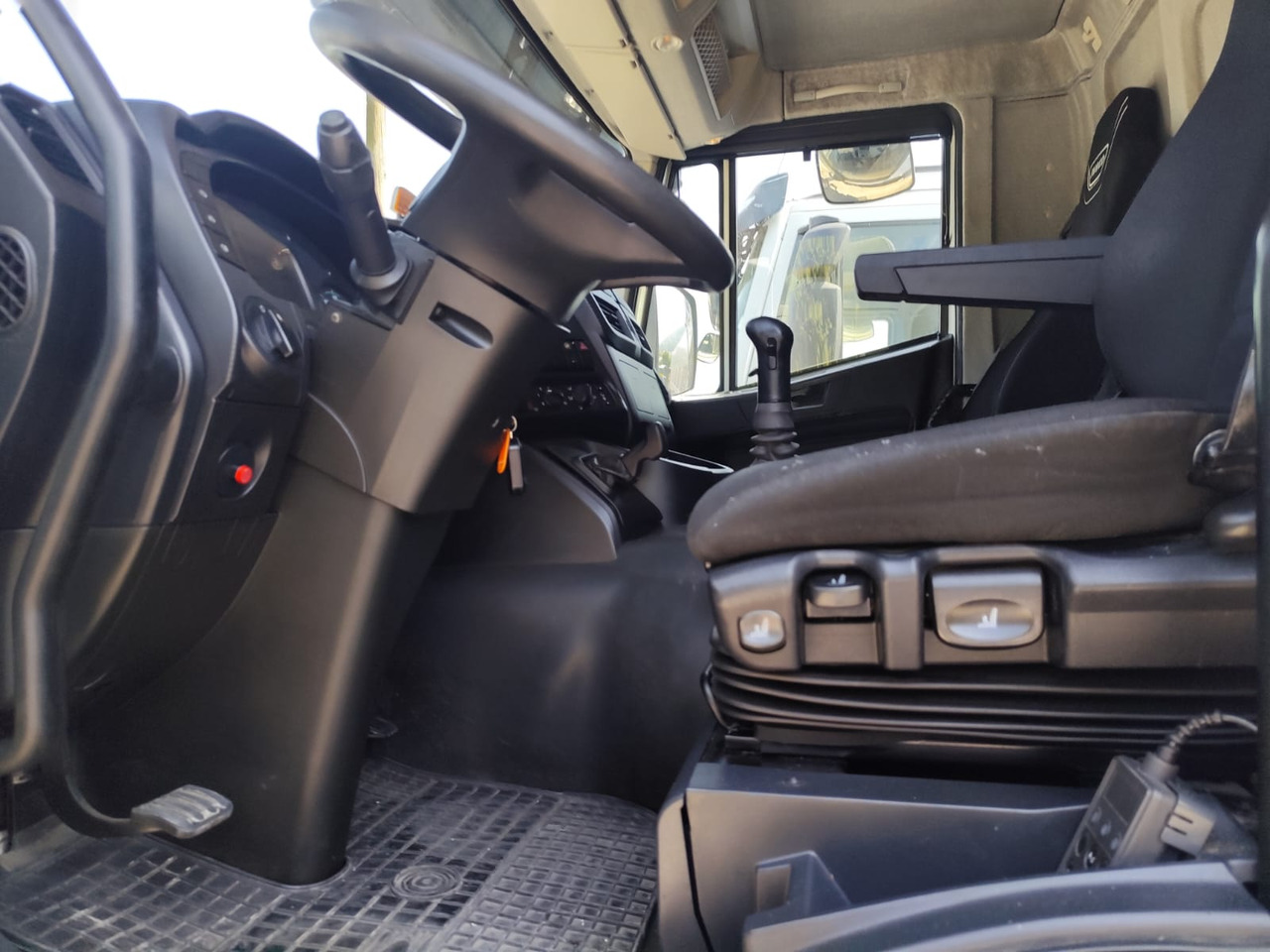 Cab chassis truck IVECO STRALIS AD 260S31 Y/P: picture 9