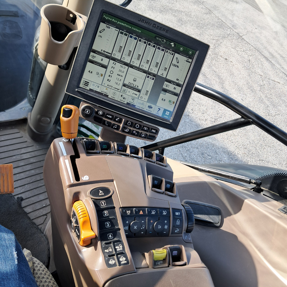 Farm tractor JOHN DEERE 6155: picture 10 Farm tractor JOHN DEERE 6155: picture 10