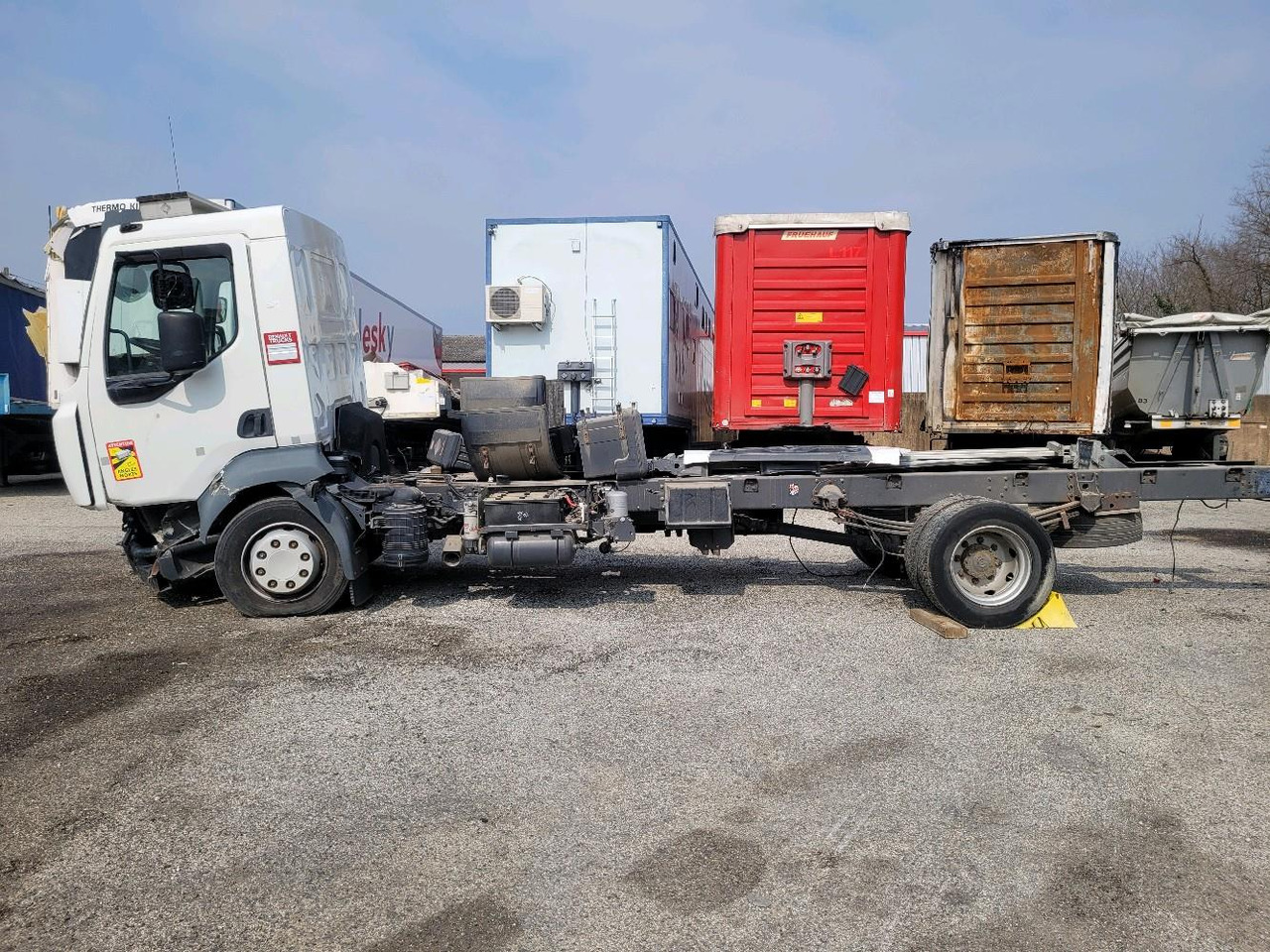 Cab chassis truck RENAULT D12: picture 8