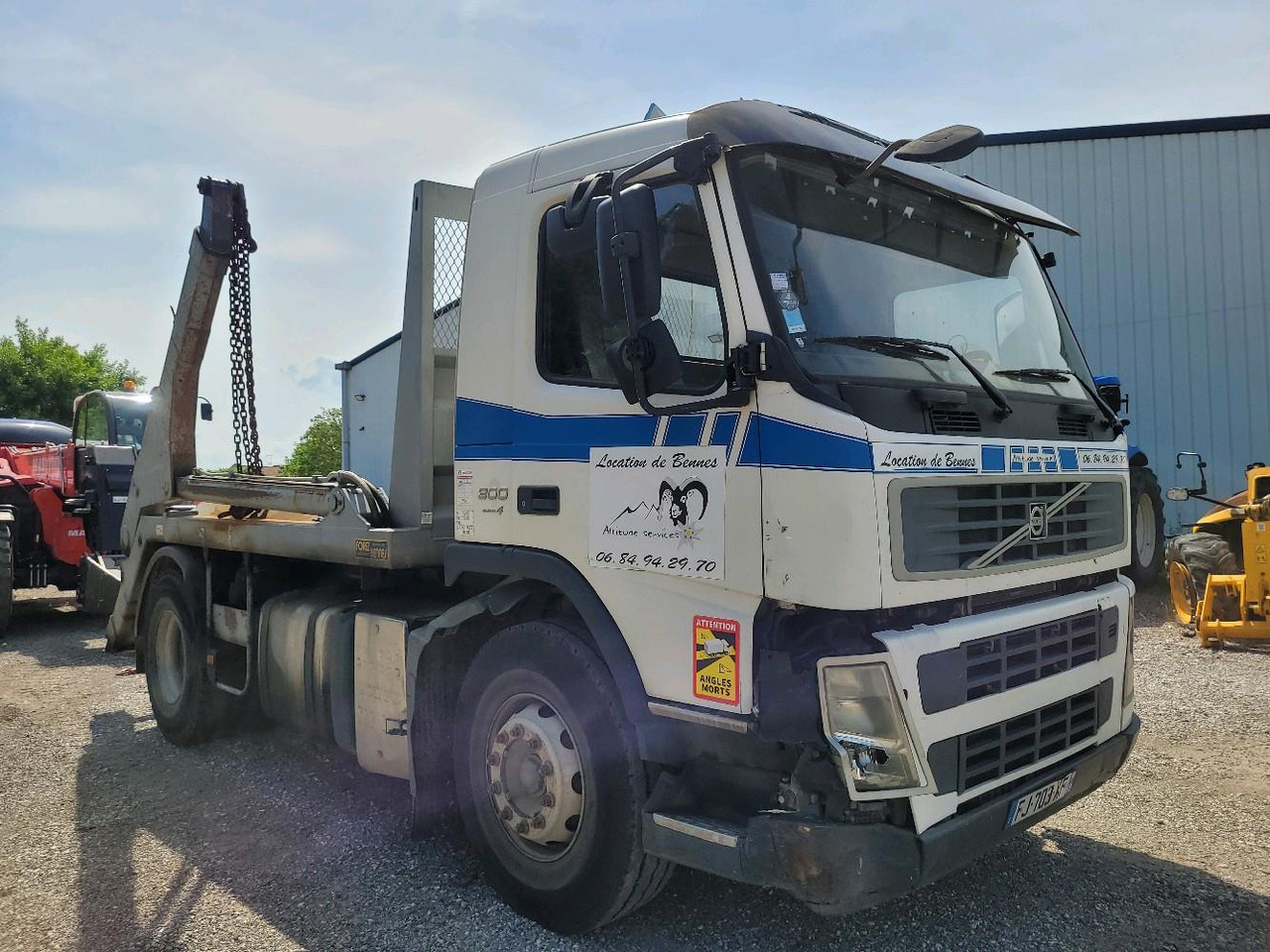 VOLVO FM 300 E4 4X2 - Skip loader truck: picture 1 VOLVO FM 300 E4 4X2 - Skip loader truck: picture 1