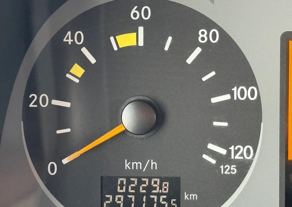 Concrete pump truck Mercedes-Benz ACTROS 2636 6X4 36 M WAITZINGER: picture 9