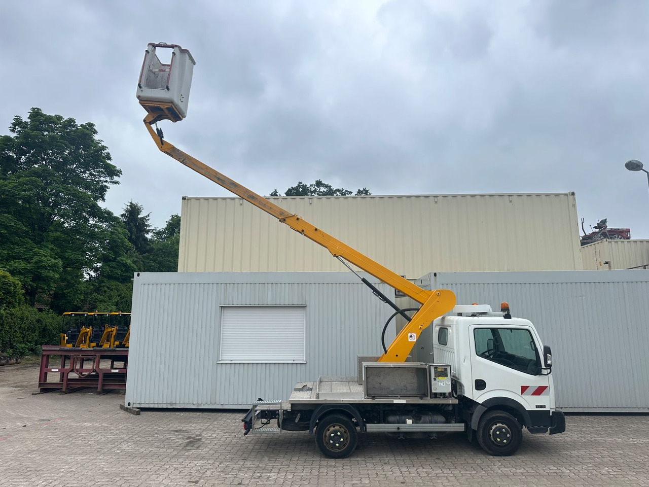 Nissan Cabstar mit Topy11 Arbeitsbühne / 11 Meter - Truck mounted aerial platform: picture 2 Nissan Cabstar mit Topy11 Arbeitsbühne / 11 Meter - Truck mounted aerial platform: picture 2