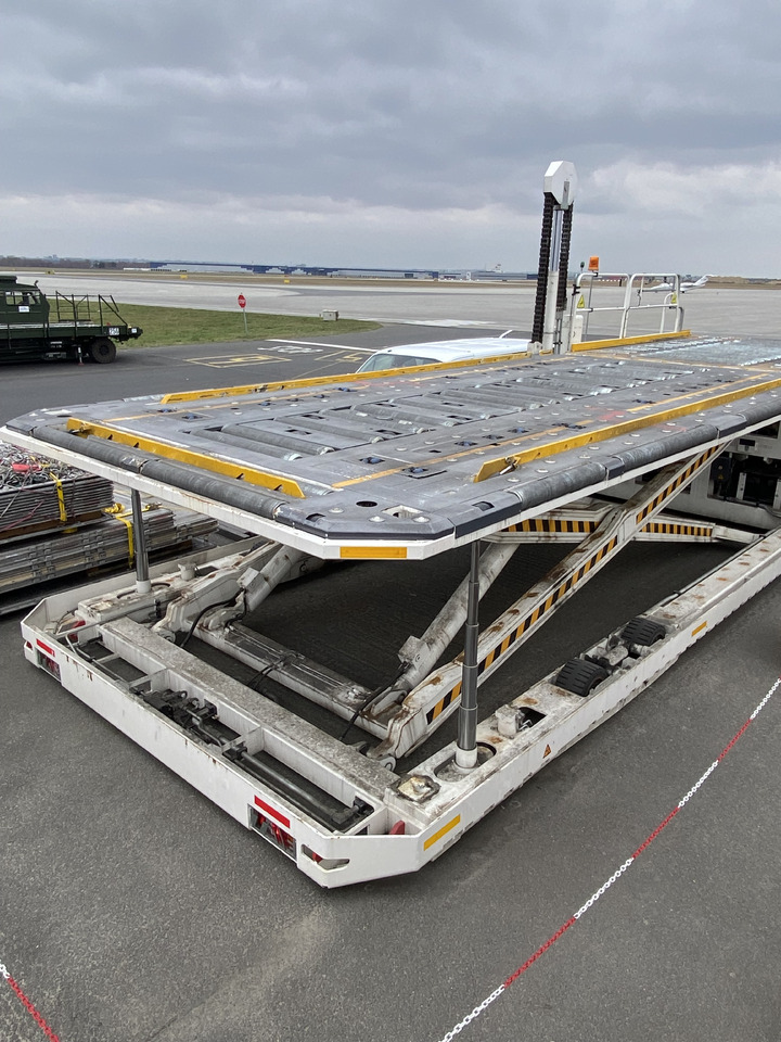 TREPEL CHAMP 350 - Aircraft cargo loader: picture 5 TREPEL CHAMP 350 - Aircraft cargo loader: picture 5