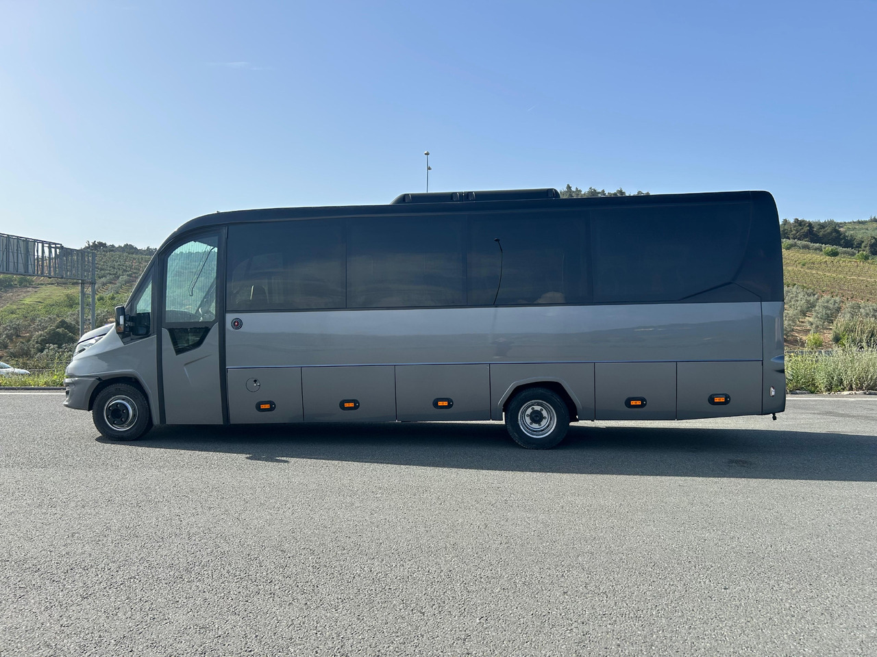 IVECO DAILY - RIGHT HAND DRIVE TOURISTIC VEHICLE - Coach: picture 5 IVECO DAILY - RIGHT HAND DRIVE TOURISTIC VEHICLE - Coach: picture 5