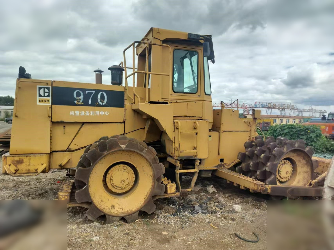 CATERPILLAR 815B - Compactor: picture 1 CATERPILLAR 815B - Compactor: picture 1