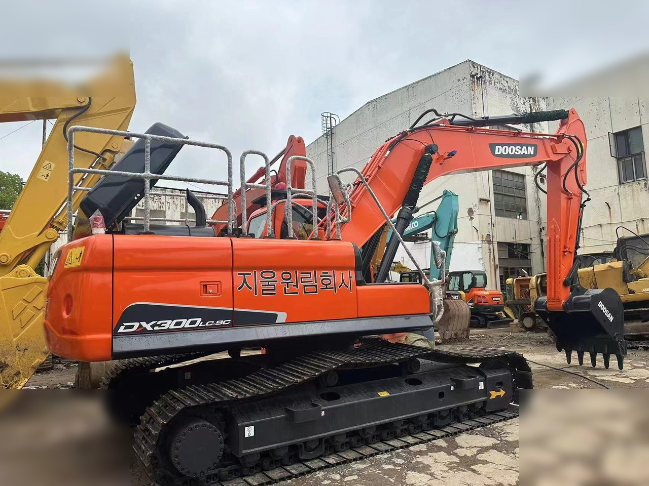 DOOSAN DX300 LC - Crawler excavator: picture 1 DOOSAN DX300 LC - Crawler excavator: picture 1