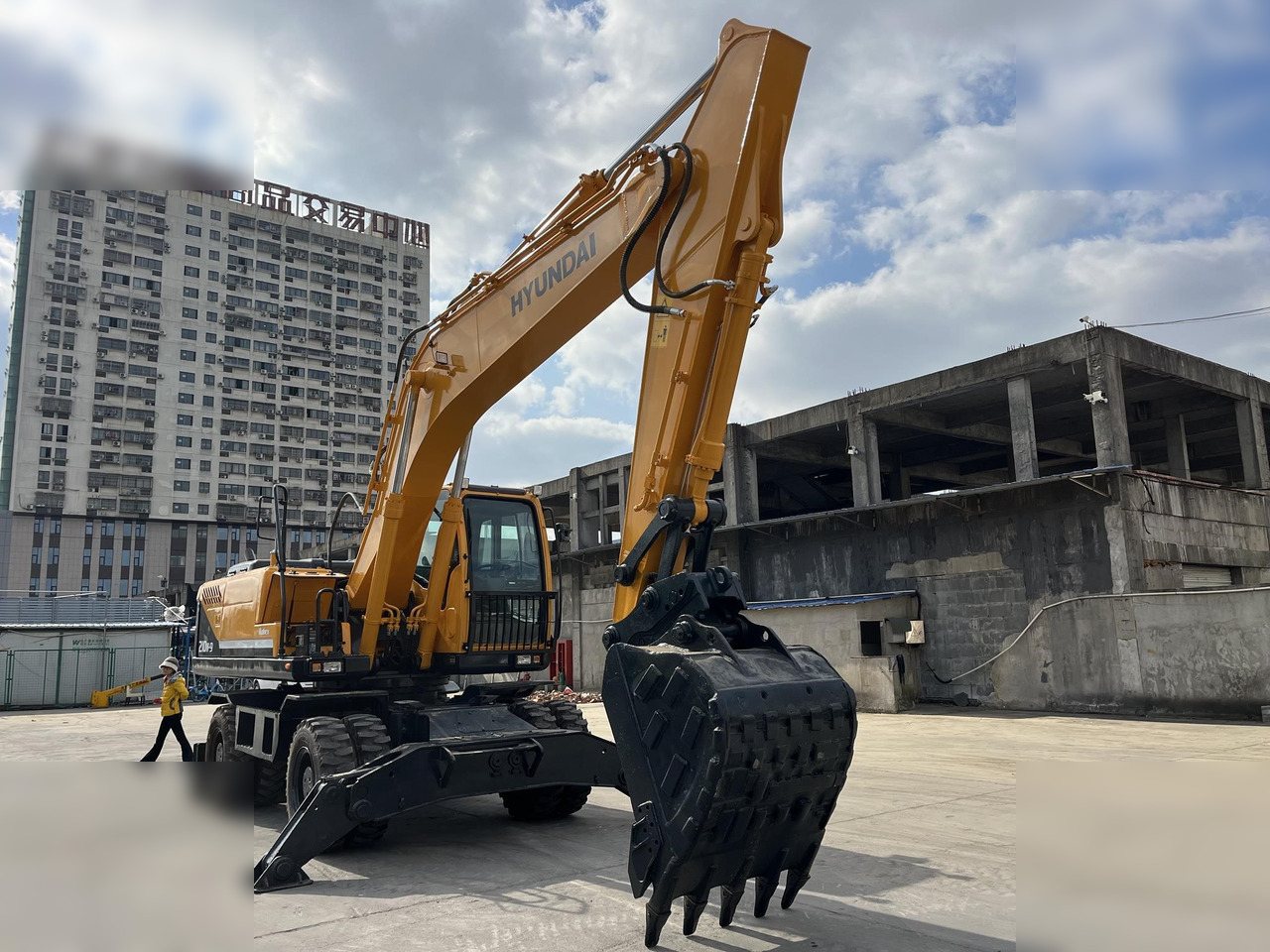 HYUNDAI ROBEX 210W-9 - Wheel excavator: picture 2 HYUNDAI ROBEX 210W-9 - Wheel excavator: picture 2