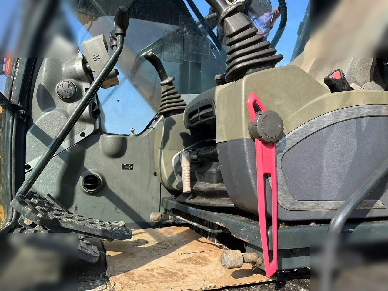 HYUNDAI ROBEX 220 LC-9S - Crawler excavator: picture 4 HYUNDAI ROBEX 220 LC-9S - Crawler excavator: picture 4