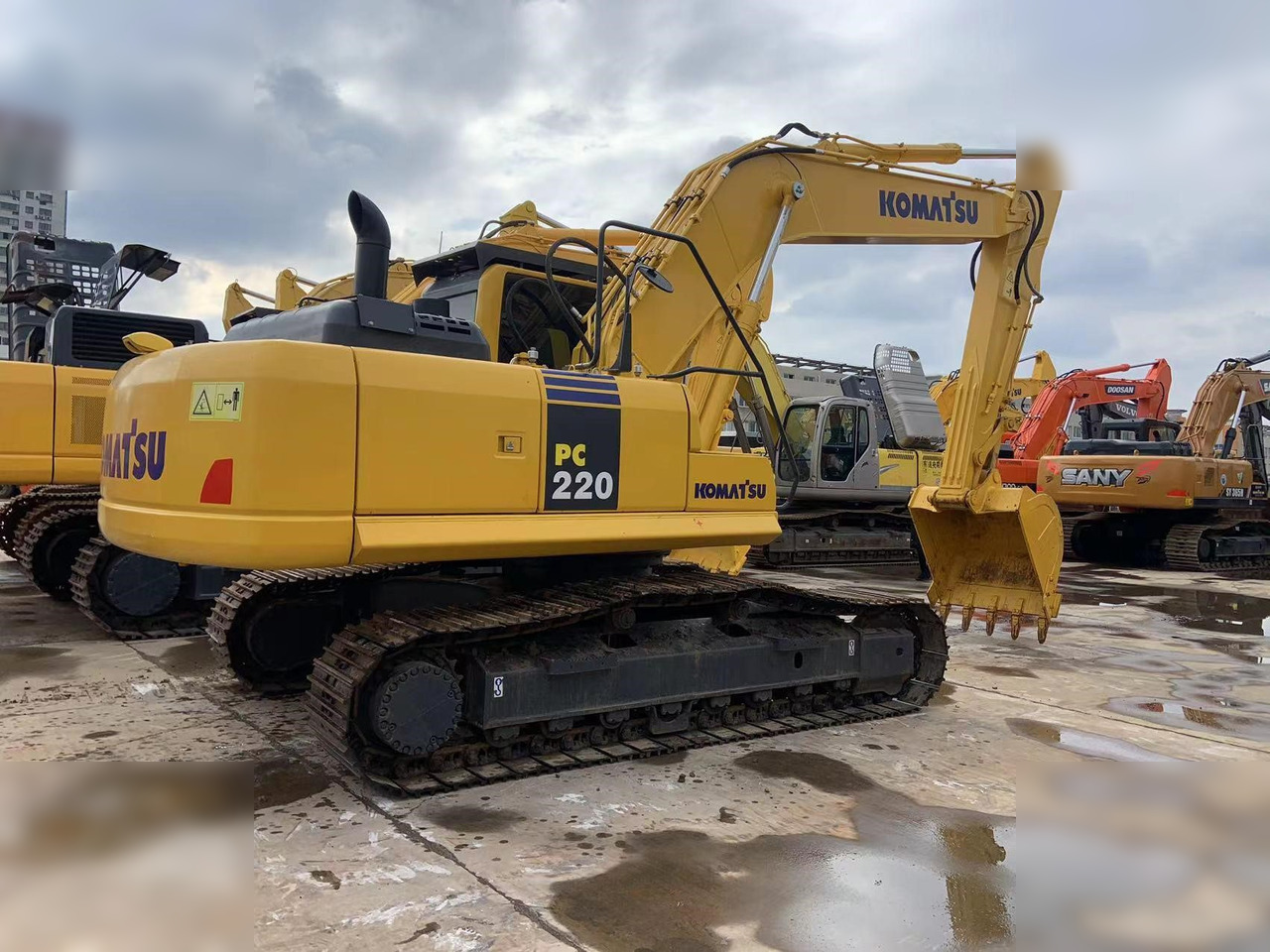 KOMATSU PC220-8 - Crawler excavator: picture 2 KOMATSU PC220-8 - Crawler excavator: picture 2
