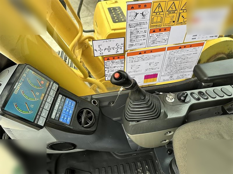 Crawler excavator KOMATSU PC240 LC-8: picture 11