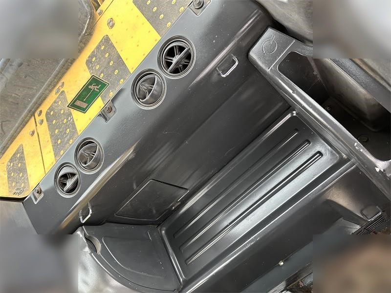 Crawler excavator KOMATSU PC240 LC-8: picture 10
