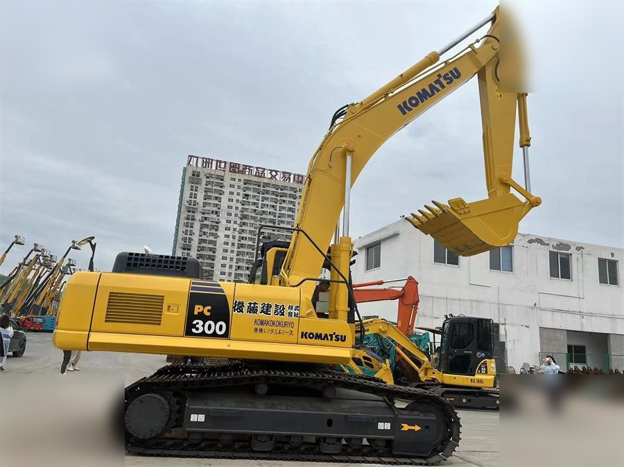 KOMATSU PC300-8 - Crawler excavator: picture 1 KOMATSU PC300-8 - Crawler excavator: picture 1
