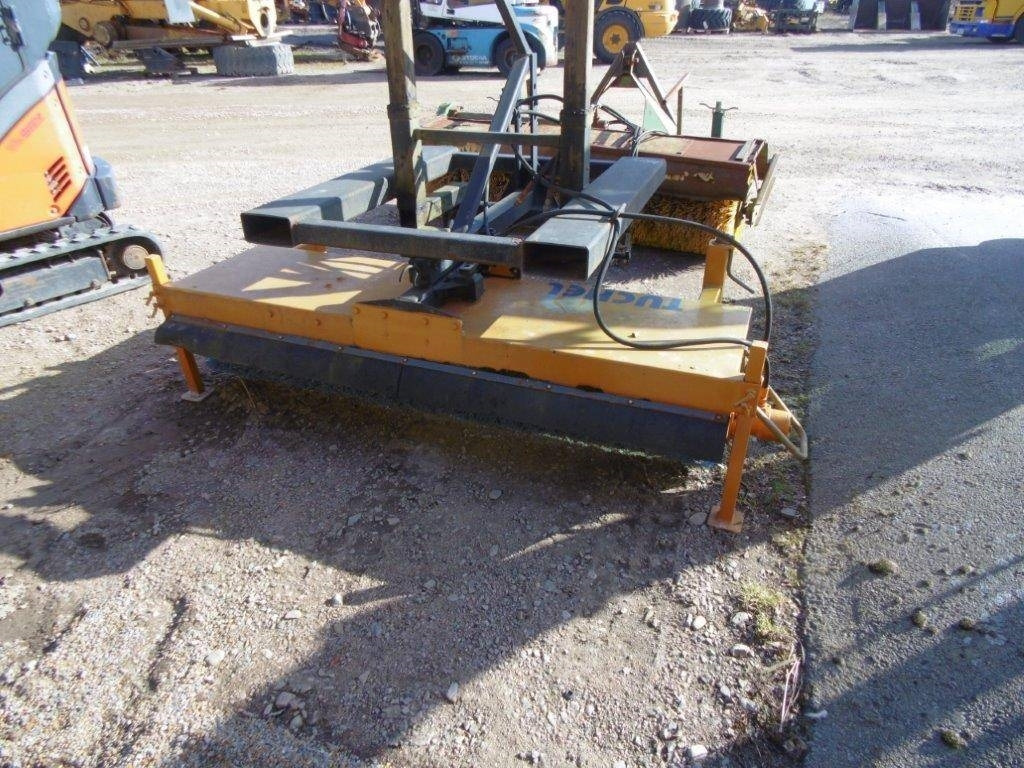 Sop Hydr. 3 punktsfäste + gaffelfäste Fabrikat Tu - Broom: picture 1 Sop Hydr. 3 punktsfäste + gaffelfäste Fabrikat Tu - Broom: picture 1