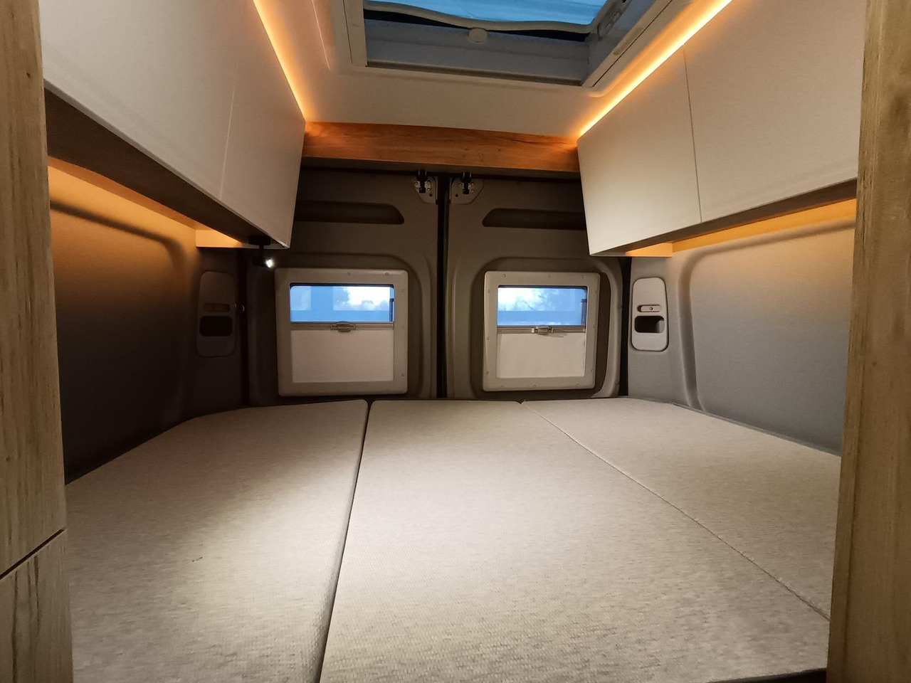 Camper van Clever Celebration 600 MJ24*AHK*MARKISE*ACC*R-KAM*RADIO: picture 17 Camper van Clever Celebration 600 MJ24*AHK*MARKISE*ACC*R-KAM*RADIO: picture 17