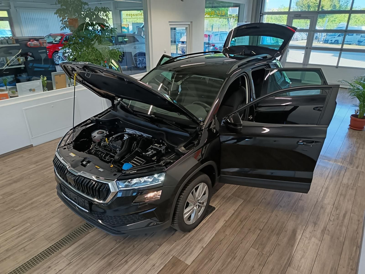 Skoda Karoq Selection 1,5TSI*NAVI*AHK-VORBER*LED*R-KAM - SUV: picture 2 Skoda Karoq Selection 1,5TSI*NAVI*AHK-VORBER*LED*R-KAM - SUV: picture 2