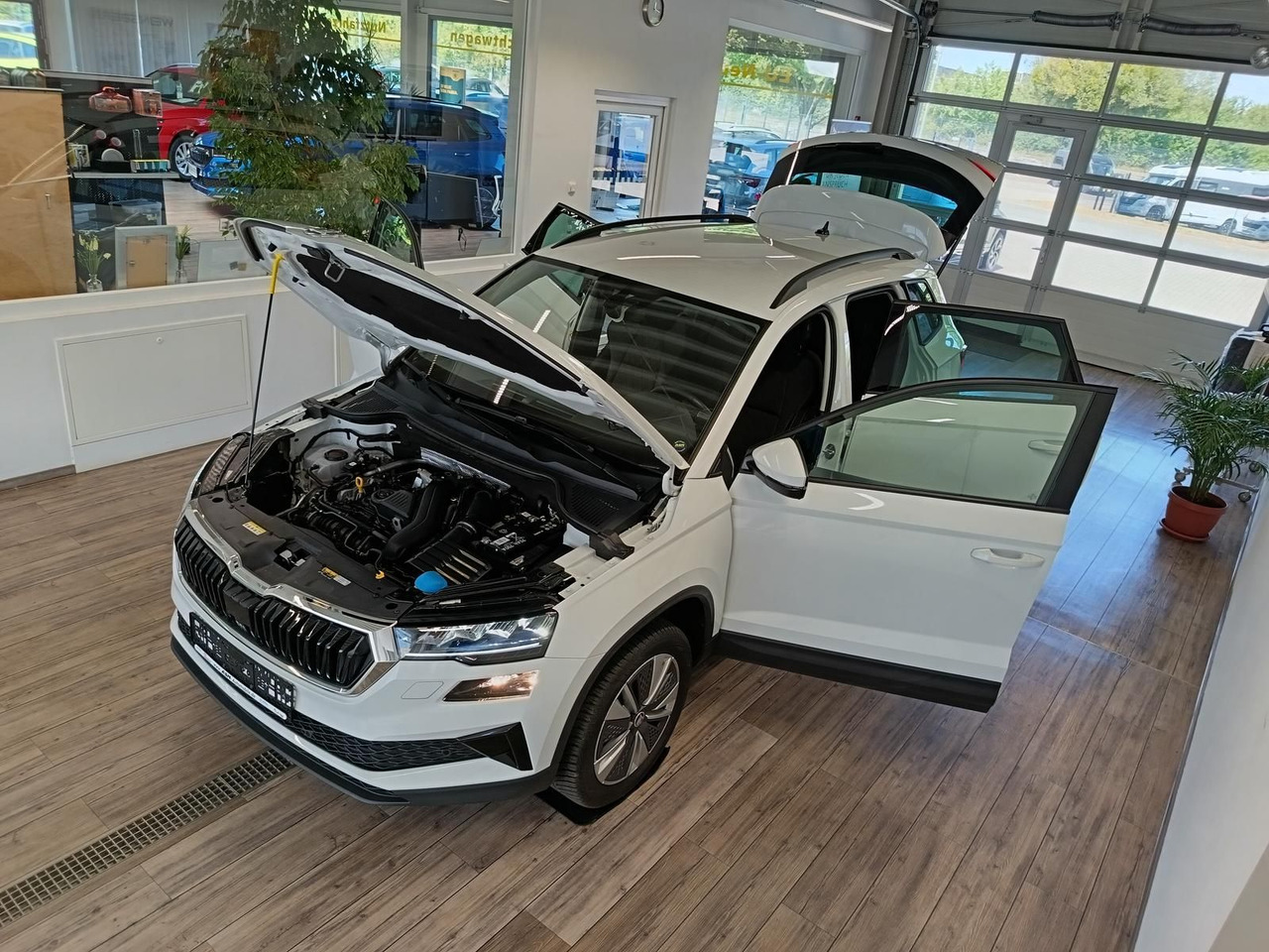 Skoda Karoq Style 1,5TSI DSG*AHK-VORBER*NAVI*LED*R-KAM - SUV: picture 2 Skoda Karoq Style 1,5TSI DSG*AHK-VORBER*NAVI*LED*R-KAM - SUV: picture 2
