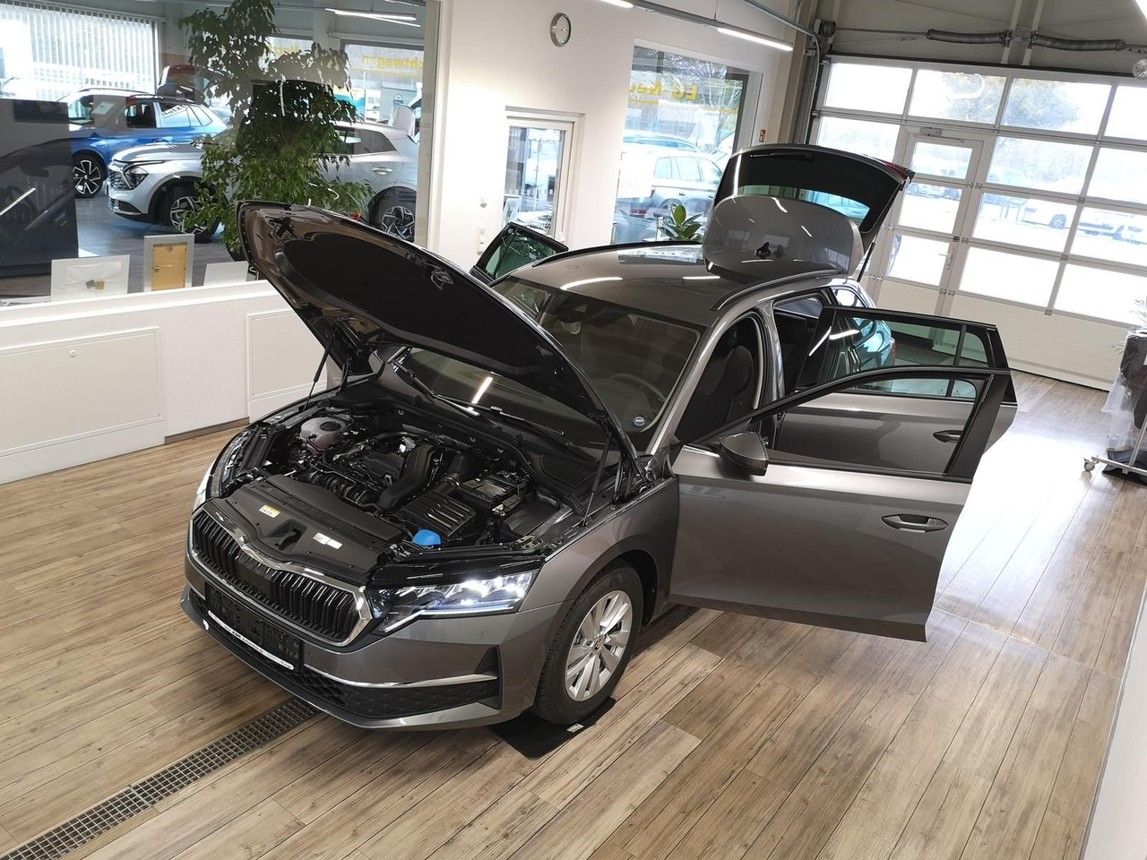 Skoda Octavia Combi Selection DSG*R-KAM*LED*DAB*2xPDC* - Car: picture 5 Skoda Octavia Combi Selection DSG*R-KAM*LED*DAB*2xPDC* - Car: picture 5