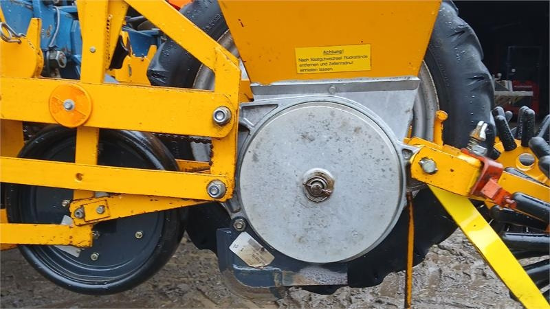 Kleine Unicorn 3 Lift, monteret på Tume gødningsmaskine. - Precision seed drill: picture 5 Kleine Unicorn 3 Lift, monteret på Tume gødningsmaskine. - Precision seed drill: picture 5