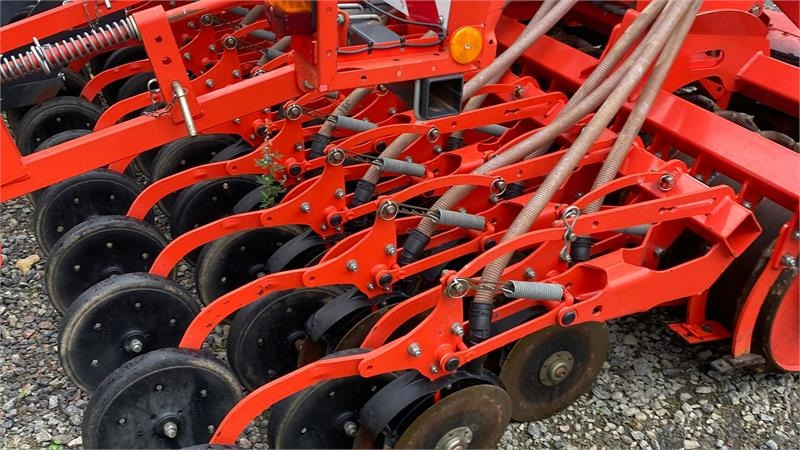 Kuhn NC 4000 Combiliner - Combine seed drill: picture 4 Kuhn NC 4000 Combiliner - Combine seed drill: picture 4