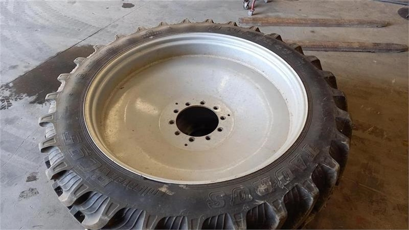 Taurus Sprøjtehjul 340/85R48 Taurus RC95. - Tire for Agricultural machinery: picture 1 Taurus Sprøjtehjul 340/85R48 Taurus RC95. - Tire for Agricultural machinery: picture 1