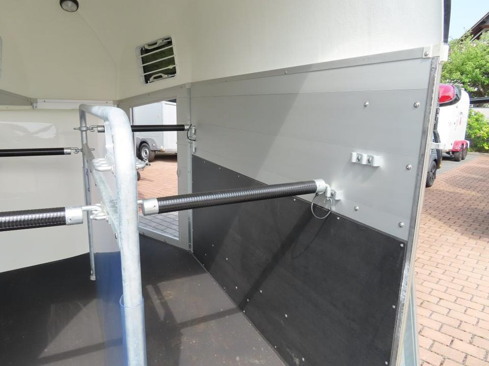 Horse trailer Böckmann Pferdeanhänger Champion Esprit ISY Sattelkammer 100km/h: picture 6 Horse trailer Böckmann Pferdeanhänger Champion Esprit ISY Sattelkammer 100km/h: picture 6