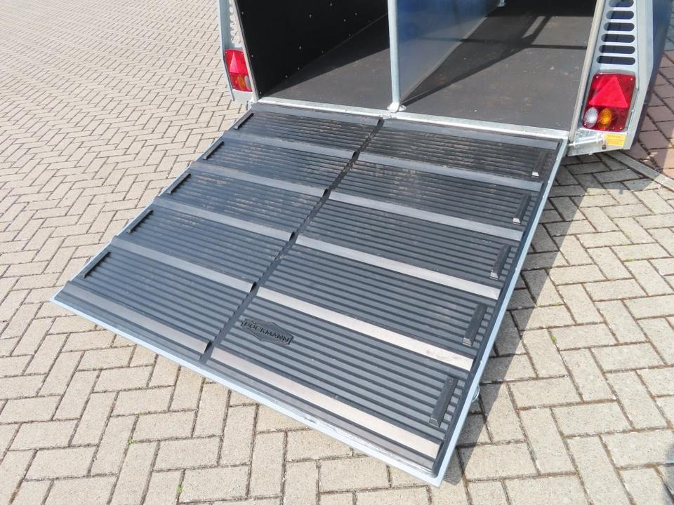 Horse trailer Böckmann Pferdeanhänger Champion Esprit ISY Sattelkammer 100km/h: picture 11 Horse trailer Böckmann Pferdeanhänger Champion Esprit ISY Sattelkammer 100km/h: picture 11