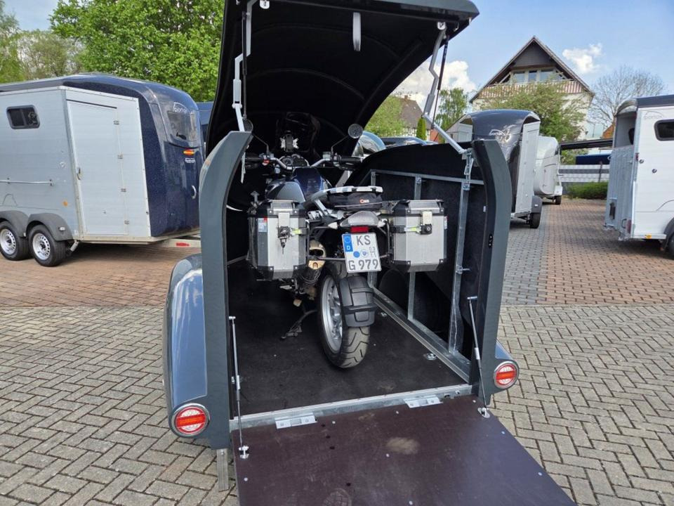 PKW Anhänger geschlossen Motorrad Mieten Leihen 1000kg 100km/h - Motorcycle trailer: picture 1 PKW Anhänger geschlossen Motorrad Mieten Leihen 1000kg 100km/h - Motorcycle trailer: picture 1
