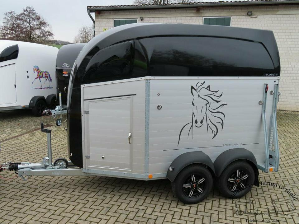 Pferdeanhänger Böckmann Champion R Saka 100km/h Dekor Alufelgen - Horse trailer: picture 1 Pferdeanhänger Böckmann Champion R Saka 100km/h Dekor Alufelgen - Horse trailer: picture 1